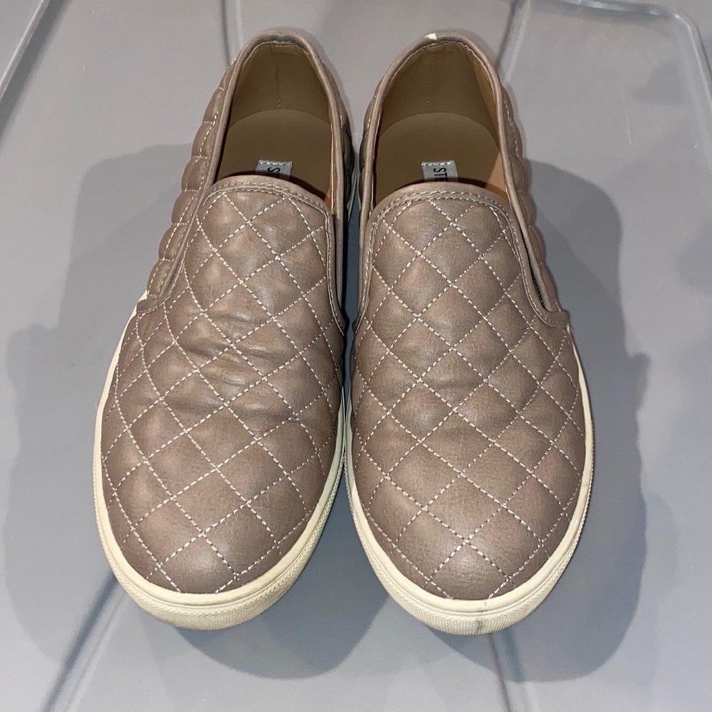 Steve Madden quilted slides in Nude